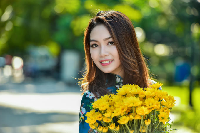 Hà Nội chớm thu - Thiếu nữ dịu dàng khoe sắc trong nắng