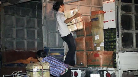 Những nữ cửu vạn tại chợ Long Biên. Ảnh: Như Trường