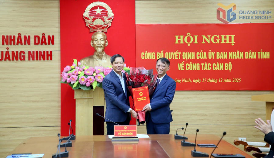 Ông Vũ Văn Diện, Phó Chủ tịch Thường trực UBND tỉnh Quảng Ninh, trao quyết định của UBND tỉnh về việc tiếp nhận và bổ nhiệm ông Phạm Đức Thắng, giữ chức vụ Chánh Văn phòng UBND tỉnh