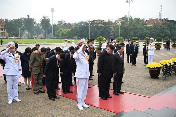 Chủ tịch Kim Jong- un l&ecirc;n t&agrave;u bọc th&eacute;p rời Việt Nam về nước