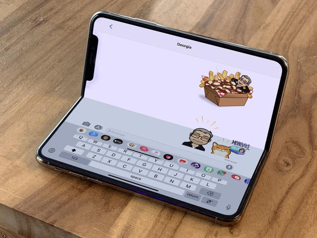Một concept iPhone màn hình gập dựa trên kiểu thiết kế đặc trưng của iPhone X với cụm