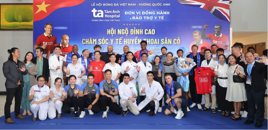 Các huyền thoại và cầu thủ trẻ tham quan trải nghiệm y học thể thao, y tế đỉnh cao, thăm người bệnh và giao lưu với nhân viên y tế, người hâm mộ. Ảnh: BVĐK Tâm Anh.
