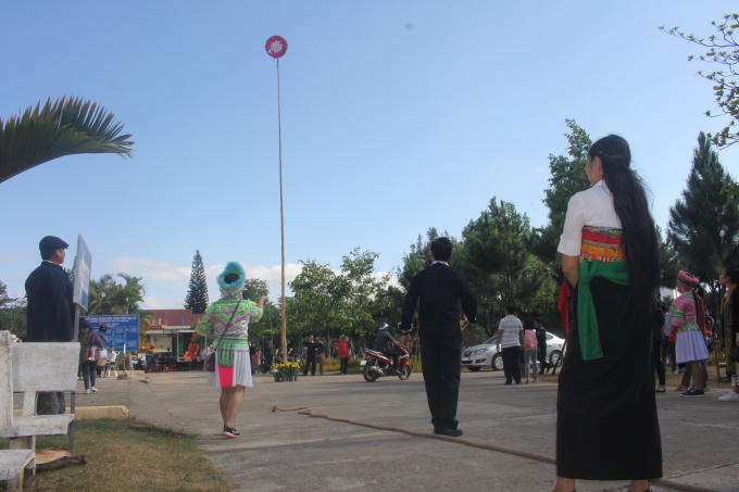 Ném Còn là trò chơi của đồng bào phía Bắc, trò chơi này đã theo chân họ vào Tây Nguyên.