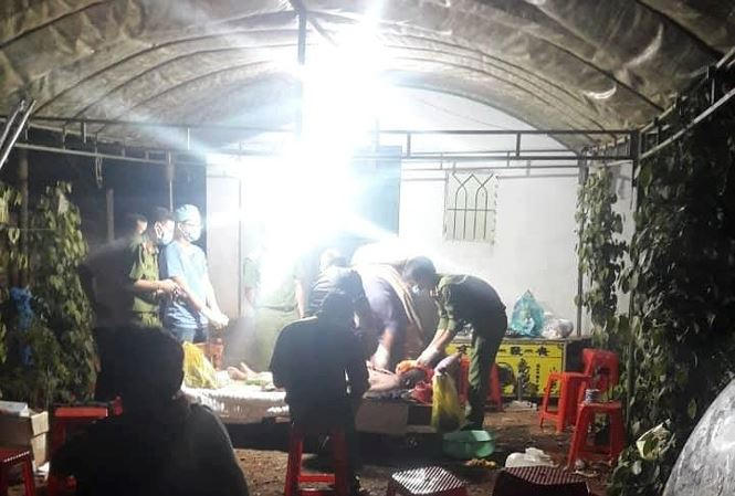 Cơ quan chức năng khám nghiệm tử thi.