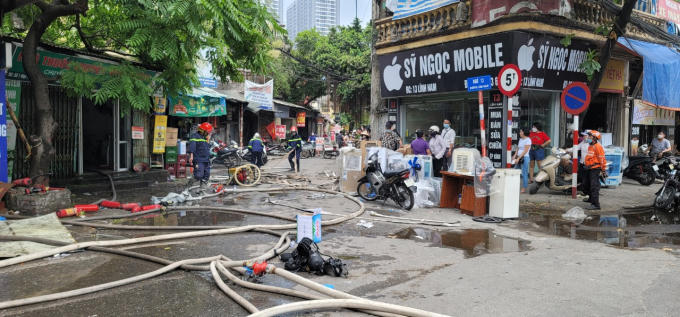 đám cháy đã được khống chế hoàn toàn, không có thiệt hại về người.
