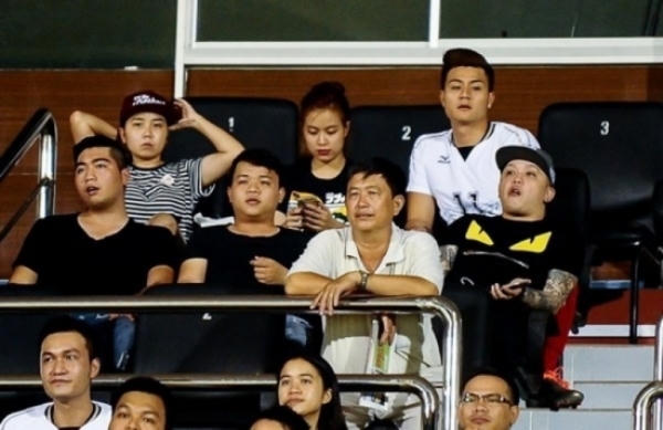 Hoàng Thùy Linh đi cổ vũ bóng đá cho đội của Vĩnh Thụy. Ảnh: internet.