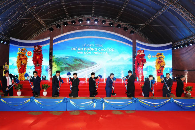 Các đại biểu tiến hành nghi thức khởi công dự án.