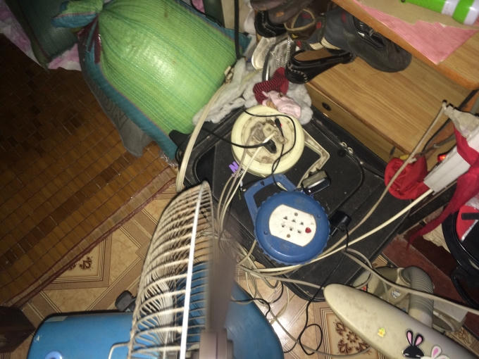 Ổ điện và dây điện để lung tung rất nguy hiểm cho cả gia đình.