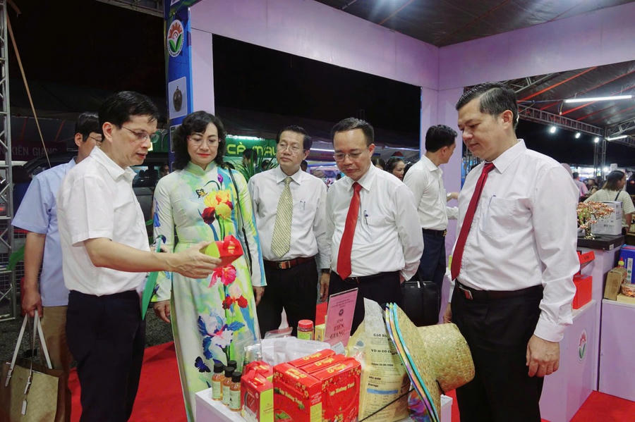 Thứ trưởng Bộ Công Thương Phan Thị Thắng và ông Giang Thanh Khoa Phó Chủ tịch UBND tỉnh Kiên Giang cùng các Sở, ngành tham quan các gian hàng tại hội chợ.