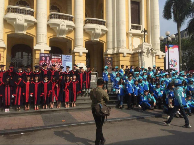 Bức hình kỷ niệm của team Uber Hà Nội có cả sự xuất hiện của tập thể các bạn sinh viên sắp ra trường.