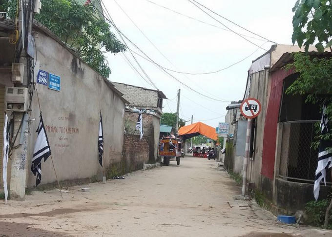 Người thân làm lễ tang cho ông T.