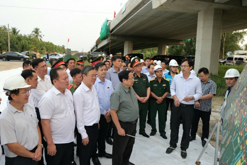 Thủ tướng Phạm Minh Chính kiểm tra tuyến cao tốc Châu Đốc-Cần Thơ-Sóc Trăng, đoạn qua địa bàn TP Cần Thơ.