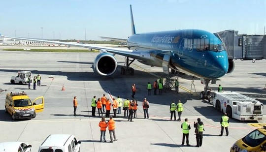 Máy bay của Vietnam Airlines tại sân bay quốc tế Charles de Gaulle ở thủ đô Paris (Ảnh minh họa)