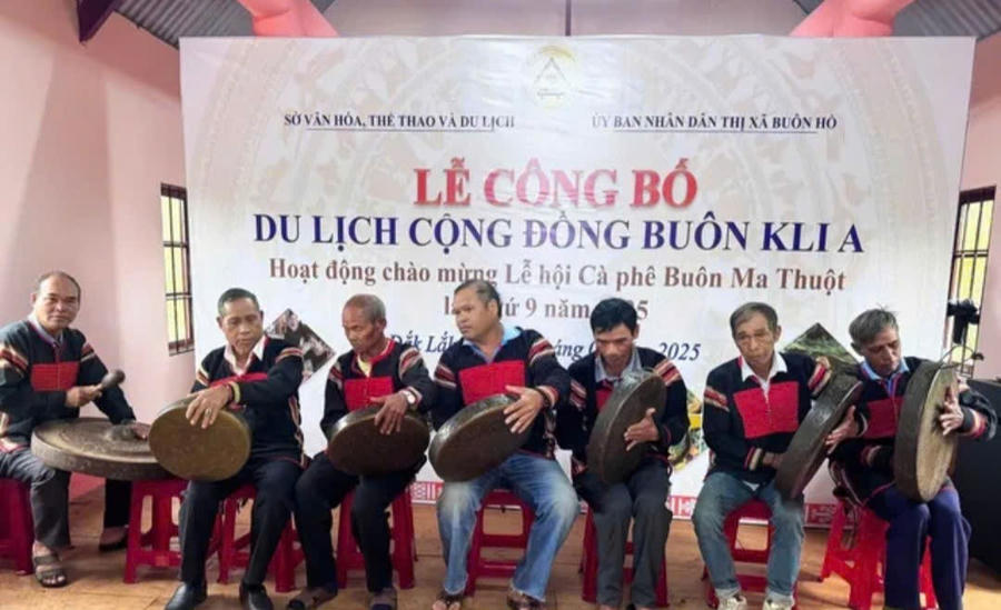 Tiết mục biểu diễn cồng chiêng của đồng bào Ê Đê tại buổi lễ. Ảnh: Thanh Hải
