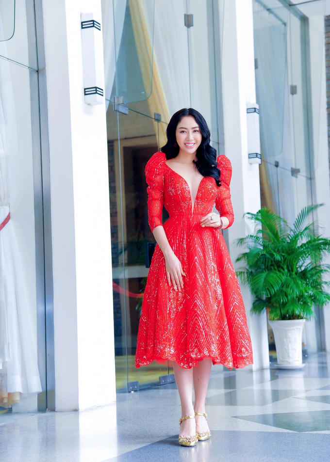 NTK Nhật Phượng làm vedette hút hồn ca sĩ điển trai Khắc Minh