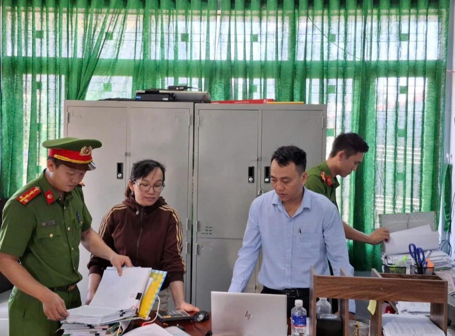 Cơ quan CSĐT Công an huyện Ea Súp cũng đã thi hành lệnh khám xét nơi ở, nơi làm việc, cấm đi khỏi nơi cư trú đối với bà Hà Thị Thuận. Ảnh: Công an huyện Ea Súp