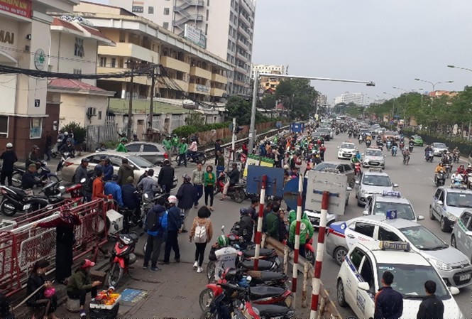Xe taxi đỗ thành 2 -3 làn trước cổng Bệnh viện Bạch Mai chiếm hơn nửa đường