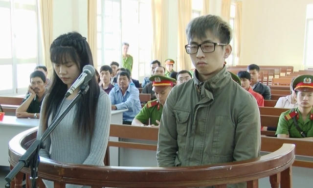 Hai bị cáo tại phiên tòa.