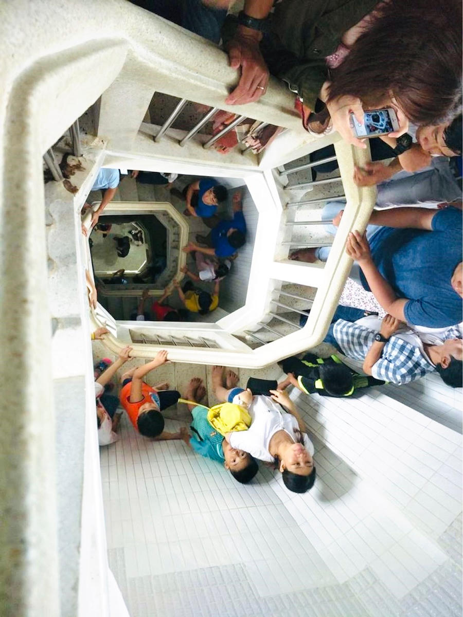 Bên trong lòng pho tượng được xây dựng cầu thang xoắn ốc với 133 bậc thang từ chân tượng lên cánh tay.