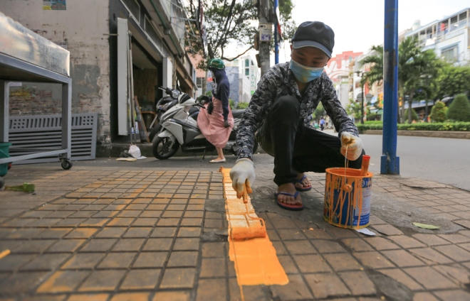 Tại quận Phú Nhuận, sáng 1/3, ông Nguyễn Thành Phương, Phó chủ tịch UBND quận cho biết đã thông báo với các hộ dân và cho họ thời gian tự tháo dỡ bảng hiệu, công trình vi phạm trong vòng một tuần. Trên đường Phan Xích Long, quận kẻ vạch sơn trên vỉa hè để người dân vừa có chỗ kinh doanh, vừa có lối đi bộ.