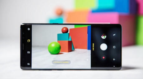 Với ống kính thứ hai ở mặt sau của Galaxy Note 8, người dùng có thể chụp ảnh với nhiều thông tin độ sâu, nên có thể chủ động trong việc tạo hiệu ứng bokeh. Nói cách khác, người dùng có thể xóa phông cho ảnh trước hoặc sau khi chụp ở các mức độ khác nhau thông qua tính năng mới được gọi là Live Focus.