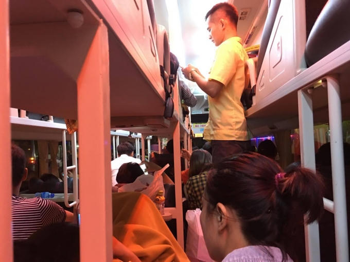 Hai s&agrave;n xe chật k&iacute;n lối đi, kh&aacute;ch kh&ocirc;ng thể xoay m&igrave;nh nhưng vẫn cố chịu đựng để về qu&ecirc; an to&agrave;n.