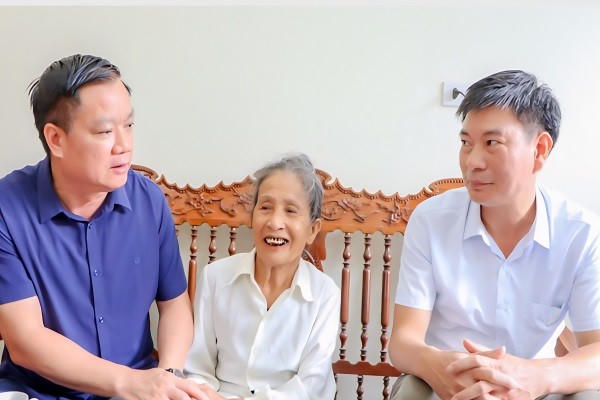 Ông Nguyễn Khắc Thận, Chủ tịch UBND tỉnh Hưng Yên ân cần hỏi thăm sức khỏe bà Nguyễn Thị Thuẫn.