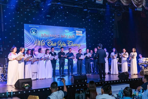 Ca khúc mở màn: “Hãy yêu nhau đi” do dàn hợp xướng Pray & Sing trình bày