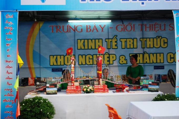 Hình ảnh cầu Thuận Phước được làm từ những cuốn sách tham dự Tuần lễ sách.