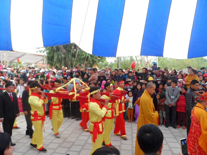 Lễ rước nước đã về tới chùa trước sự chứng kiến của đông đảo người dân tham dự.