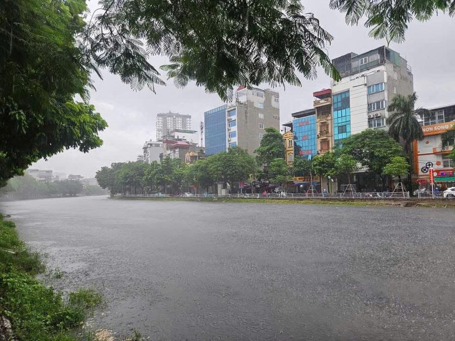 Sau đợt mưa lớn và kéo dài trong những qua, mực nước sông Tô Lịch cũng lên cao.