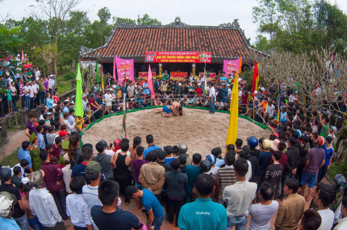 Khai hội vật truyền thống làng Thủ Lễ được diễn ra sáng mồng 6 Tết Mậu Tuất. (Ảnh: Đăng Tuyên)