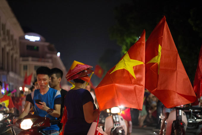 Cờ và băng rôn là mặt hàng bán chạy nhất thời điểm này mặc dù giá của một chiếc cờ không rẻ, khoảng 100 nghìn đồng.