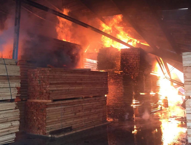 Clip: Lửa bốc cháy dữ dội trong Khu công nghiệp Quế Võ