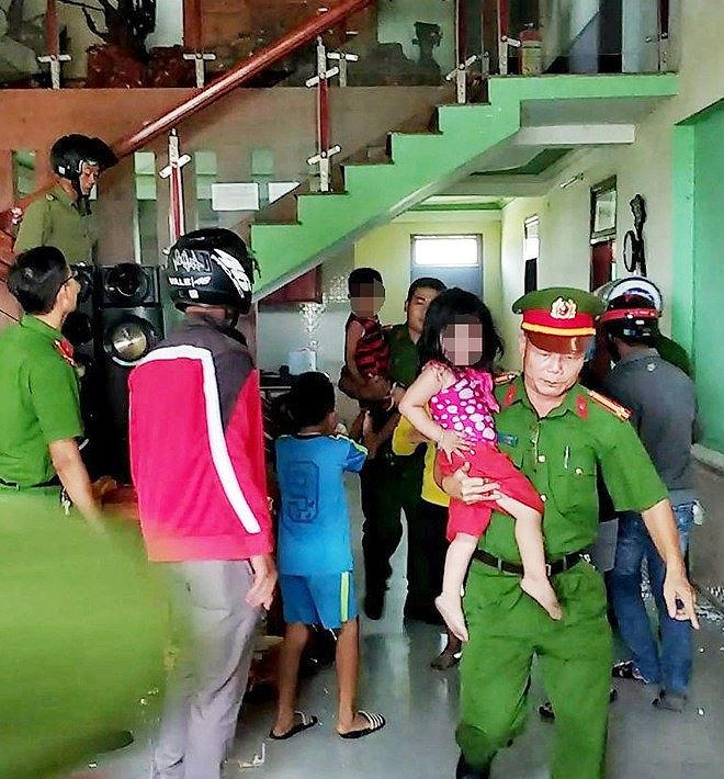 Lực lượng chức năng giải cứu thành công 3 cháu bé (ảnh cắt từ video của công an).