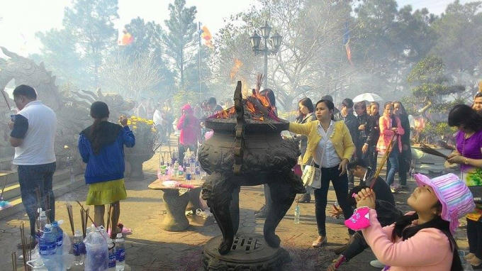 Nhiều người dân gắng đến gần lư hương để thắp nhưng