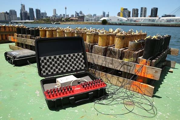 Công nhân đang hoàn thiện hệ thống giàn phóng pháo hoa để phục vụ năm mới tại Sydney. Theo kế hoạch, hàng chục nghìn người sẽ tập trung tại các điểm công cộng để chứng kiến những màn pháo hoa rực rỡ chào đón 2016 tại cầu cảng Sydney.