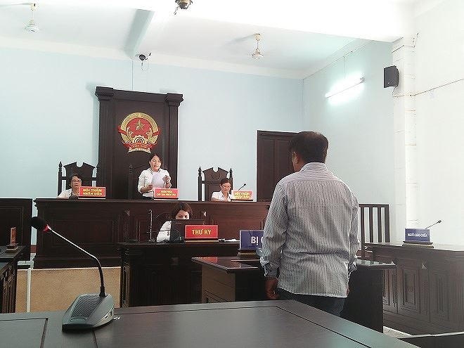 Bị cáo bị tuyên bản án 10 tháng tù.