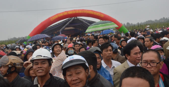 Người dân vui tươi, phấn khởi khi có cầu Cửa Đại.