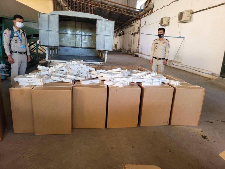 Lực lượng chức năng Campuchia phát hiện và triệt phá cơ sở sản xuất, đóng gói thuốc lá giảLực lượng chức năng Campuchia phát hiện và triệt phá cơ sở sản xuất, đóng gói thuốc lá giả