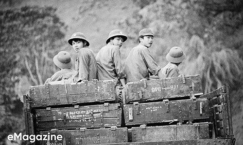 Thanh niên Thủ đô lên đường chiến đấu.