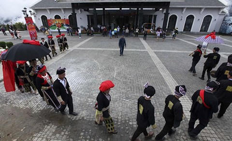 Du khách cũng đặc biệt thích thú với màn tái hiện một đám cưới của người Dao đỏ.