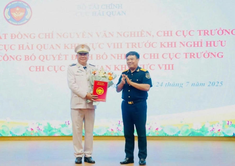 Ông Nguyễn Văn Thọ - Cục trưởng Cục Hải quan trao quyết định bổ nhiệm ông Phạm Quốc Hưng (ảnh trái).