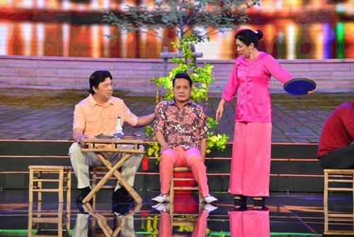 Hồng V&acirc;n ch&uacute;c mừng sinh nhật Minh Nh&iacute; ngay tr&ecirc;n s&acirc;n khấu
