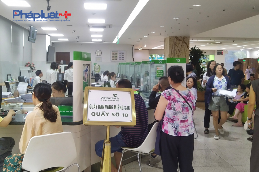 Người dân tại Hà Nội chờ đợi để được mua vàng miếng SJC. Ảnh Hải Lê.