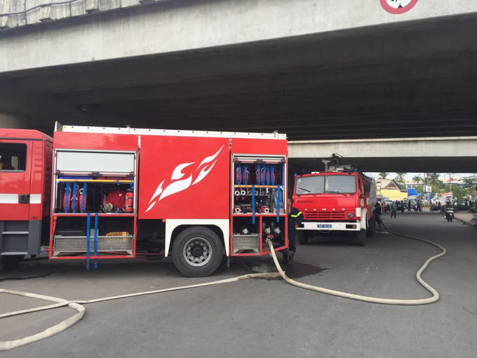Đội cảnh sát PCCC quận Bình Thạnh có mặt tiến hành dập lửa.