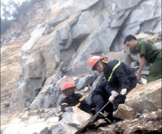 Ngay sau khi vụ việc diễn ra, lực lượng Cảnh sát PCCC cùng lực lượng cứu hộ địa phương đã có mặt tham gia tìm kiếm.