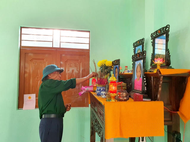 Ông Hồ Văn Đề thắp nén hương tưởng nhớ người thân của mình bị nạn trong vụ sạt lở