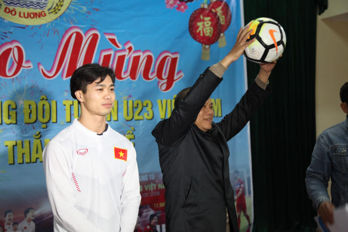 Anh đã tặng một quả bóng với chữ ký của mình để trưng bày tại trung tâm văn hóa huyện.