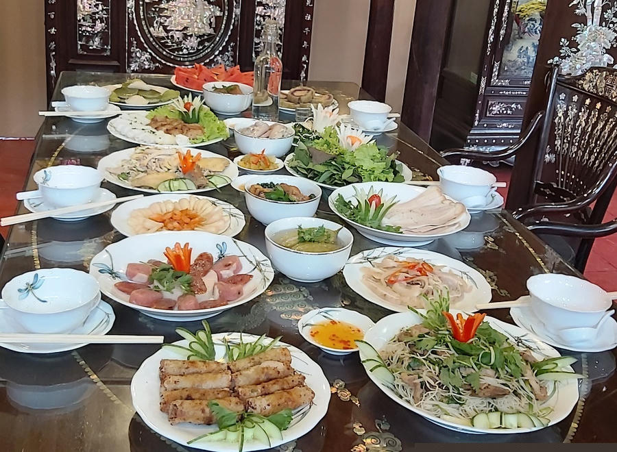 Mâm cỗ Tết miền Nam còn các món ăn đặc trưng khác như nem bì, lạp xưởng tươi, giò heo nhồi, gỏi gà xé phay trộn củ hành, tôm khô kiệu chua.